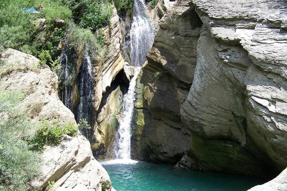 air terjun di tengah-tengah gunung berbatu