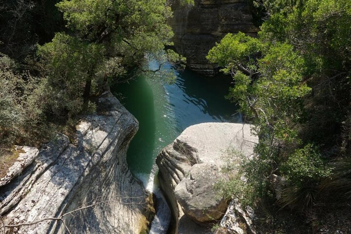 pemandangan udara sungai di antara dua batu