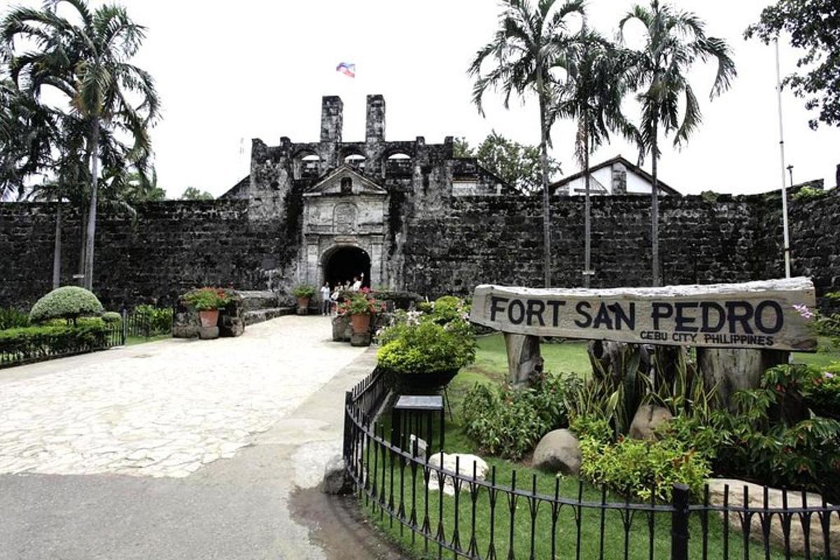 vana kivihoone sildiga, millel on kiri "Fort San Pedro"