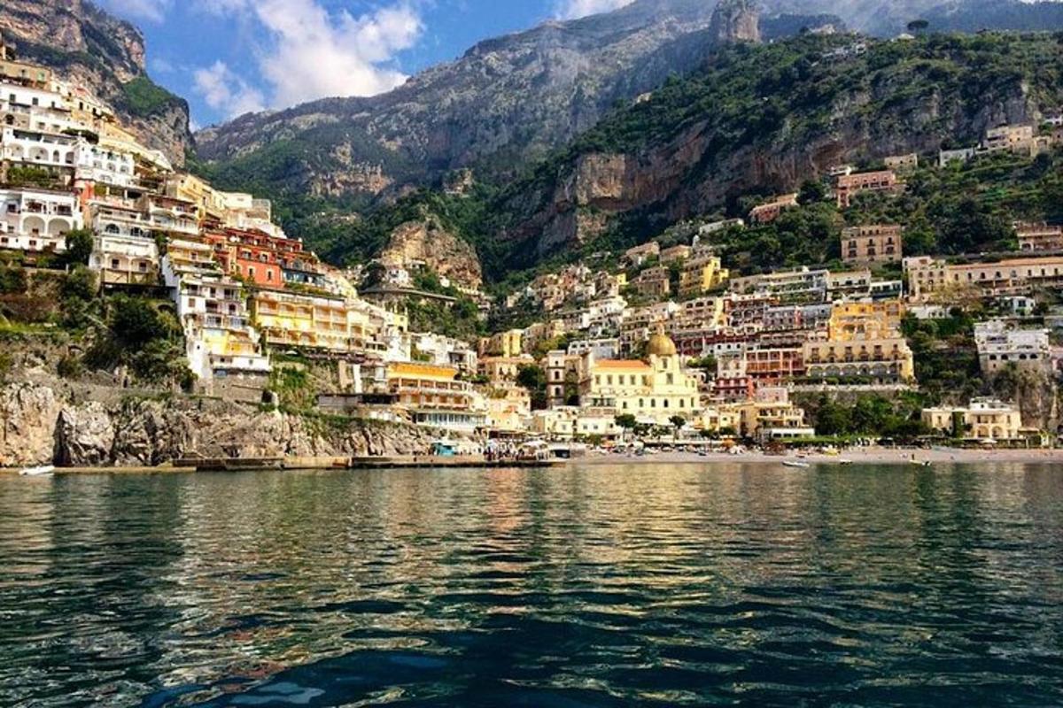 una vista di una città dall'acqua