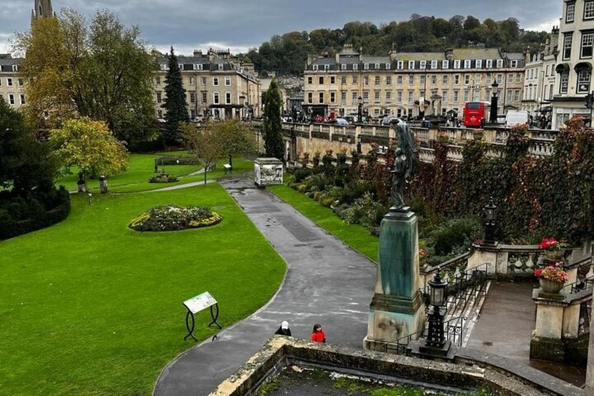 um parque com uma estátua no meio de uma cidade