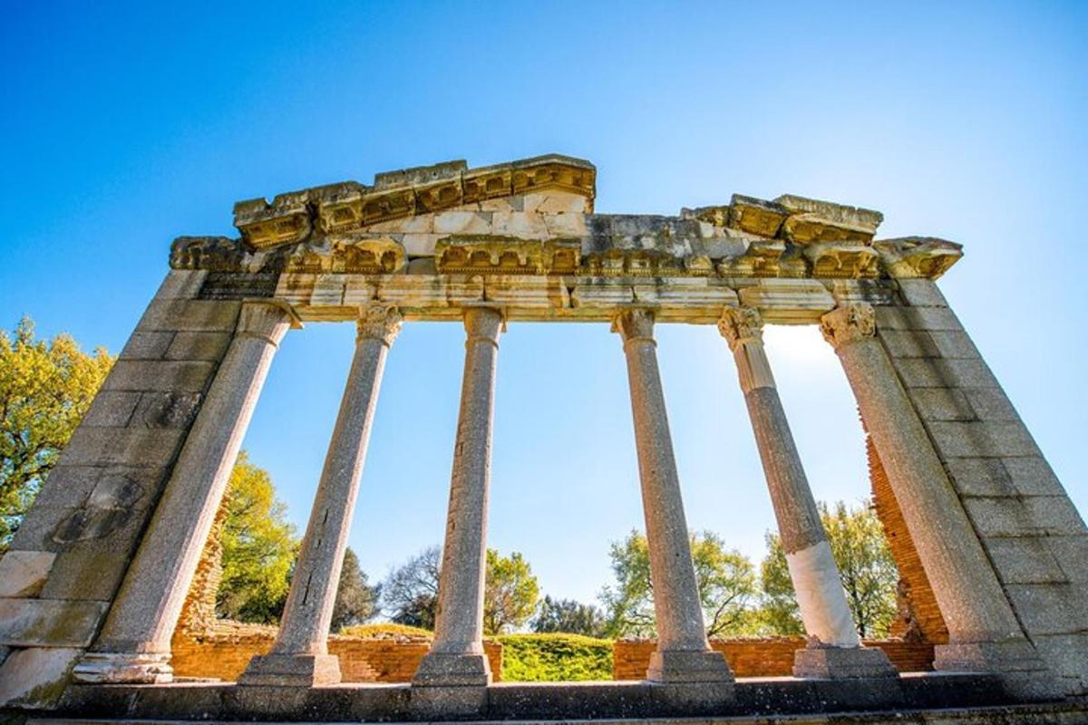 Ένας αρχαίος ναός με κίονες μπροστά από έναν μπλε ουρανό
