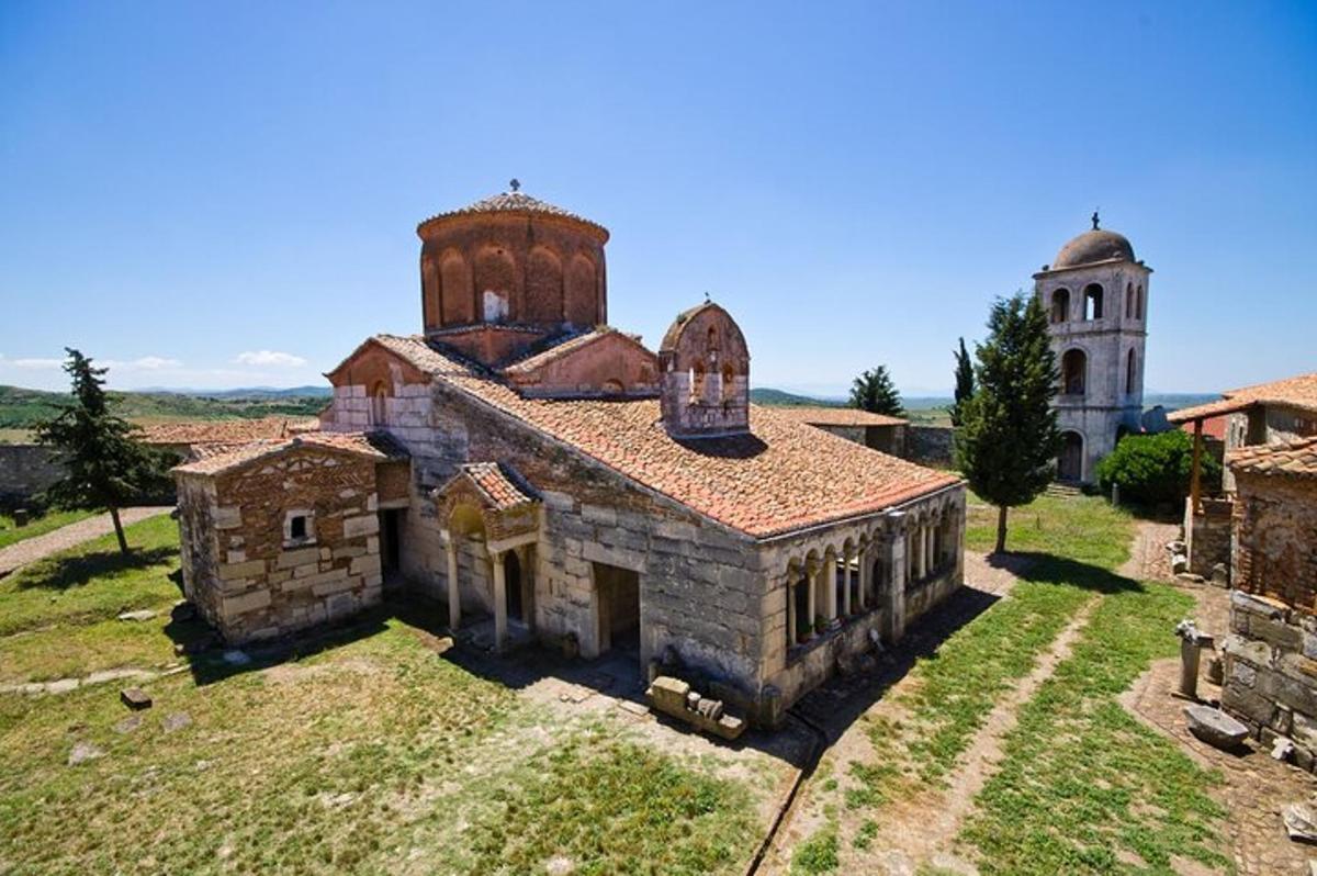 ένα παλιό κτίριο με εκκλησία και πύργο