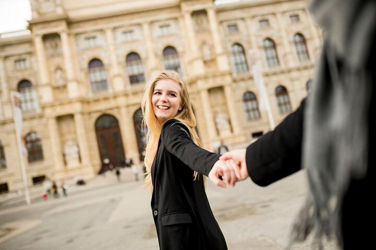 naine surub kätt hoone ees