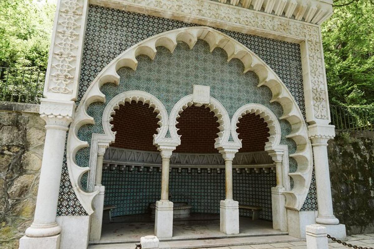een gebouw met drie bogen op een muur