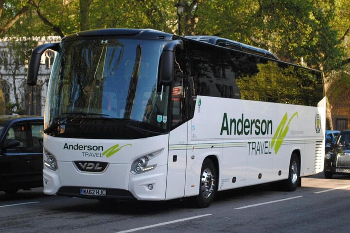 bílý autobus zaparkovaný na kraji ulice