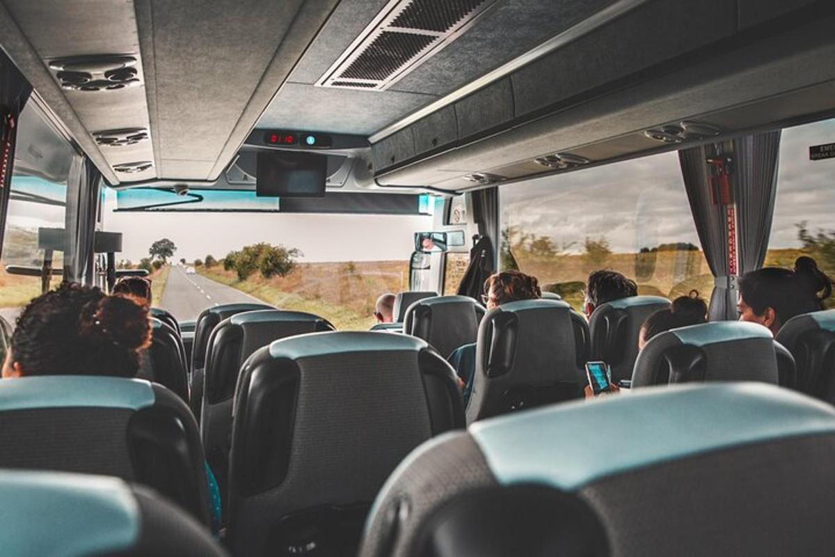 skupina lidí sedících v autobuse