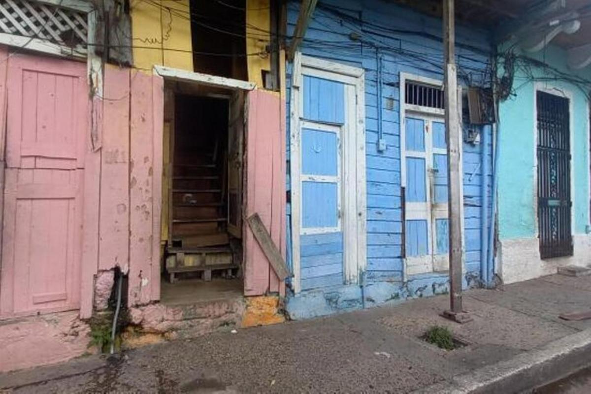bangunan merah jambu dan biru dengan pintu