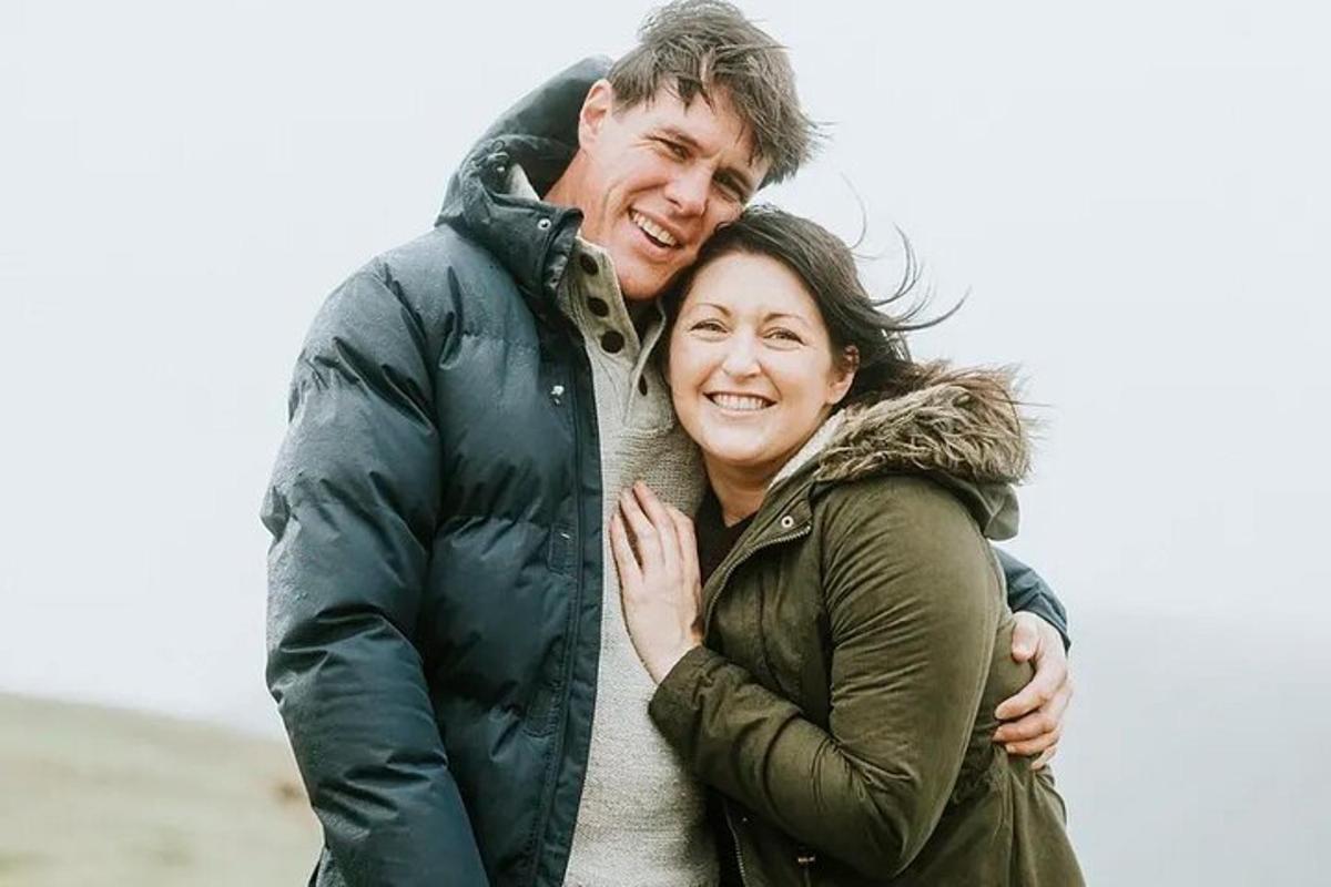 un uomo e una donna posano per una foto