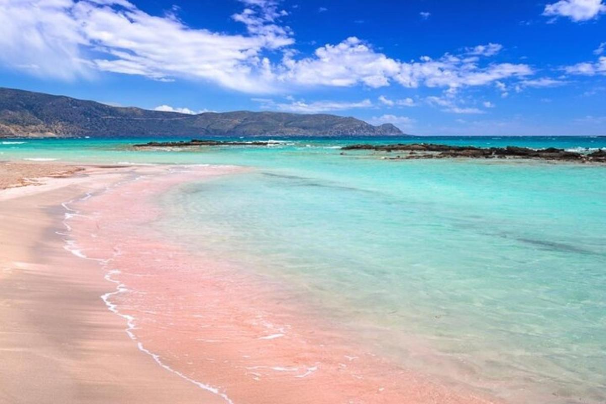 以蓝色海水和群山为背景的海滩