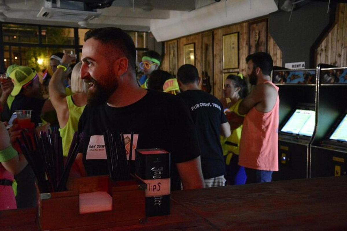 mees seisab baaris rahvahulga keskel