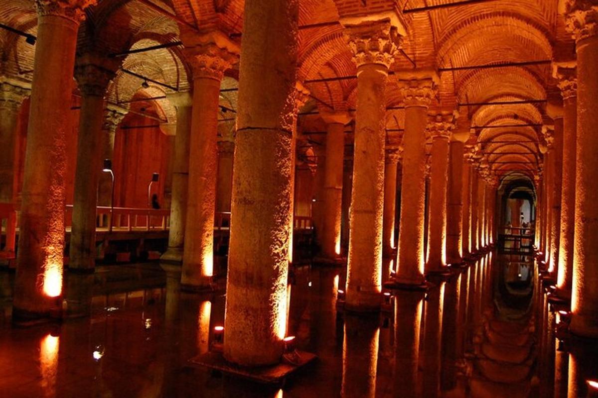 ένα μεγάλο δωμάτιο με κολώνες και νερό σε ένα κτίριο