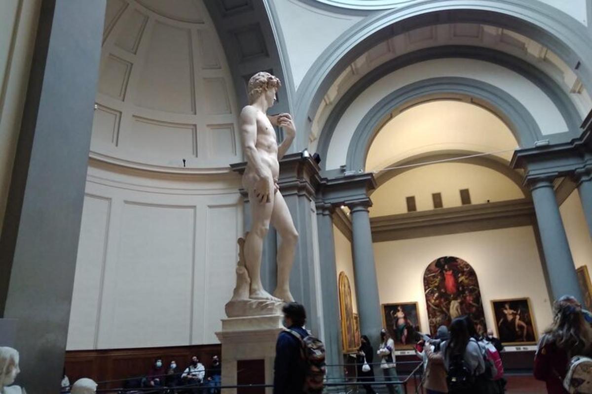 statua mężczyzny stojącego w muzeum