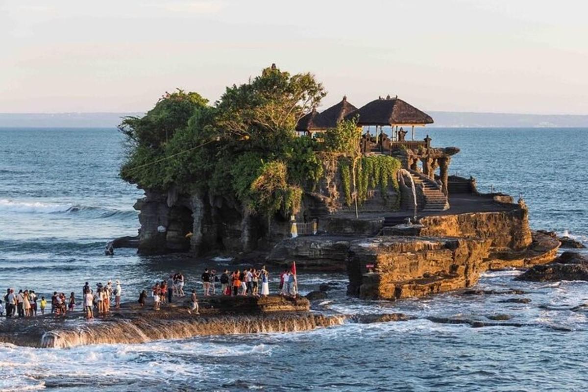 sekelompok orang yang berdiri di sebuah pulau di lautan
