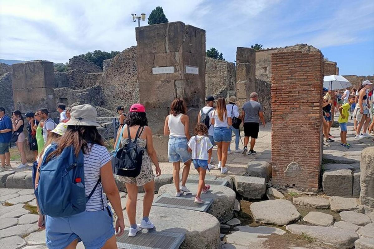 skupina lidí procházejících se kolem ruin