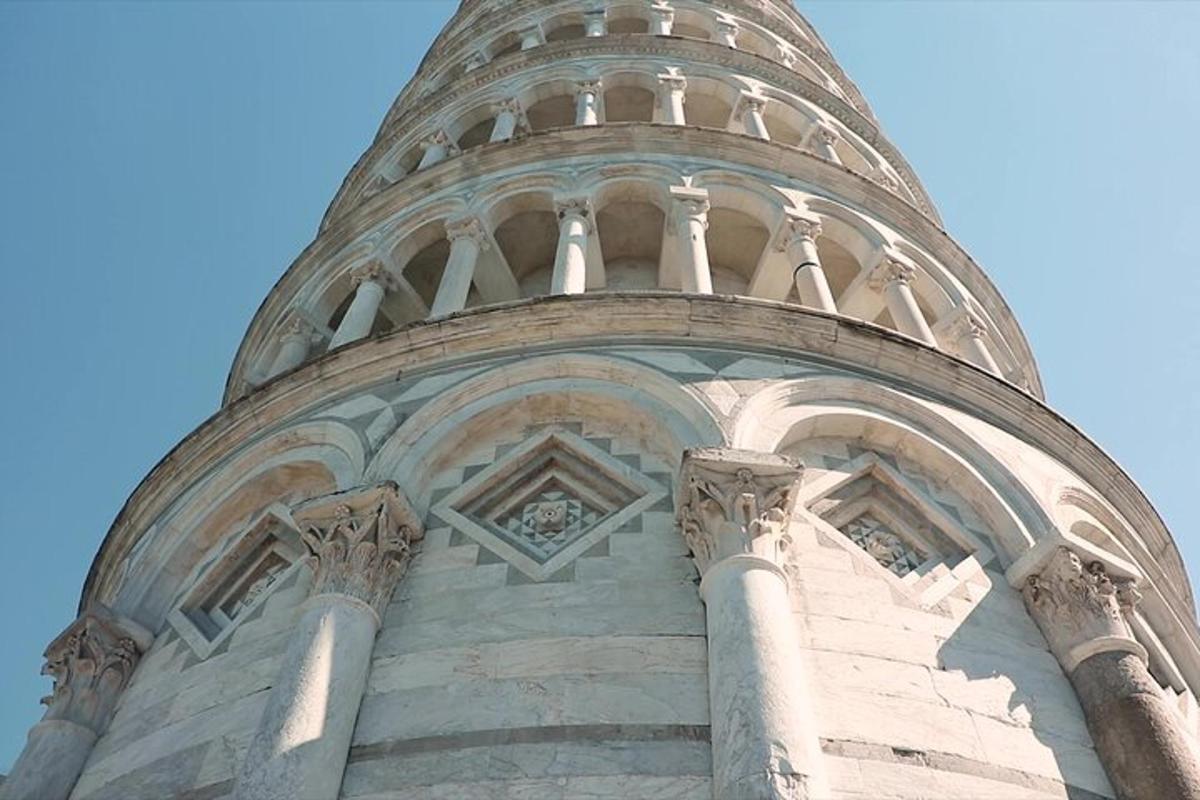 una torre alta con columnas en la parte superior