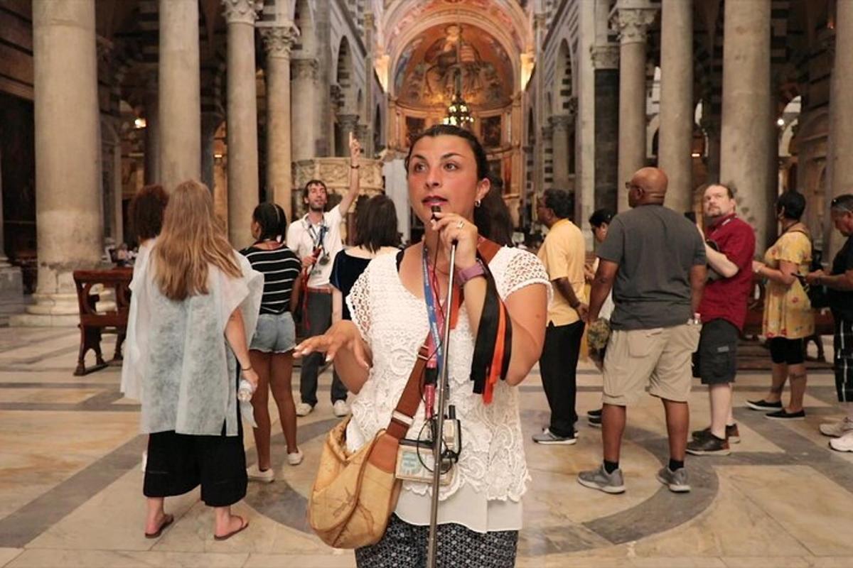 Una mujer cantando en un micrófono en una catedral.