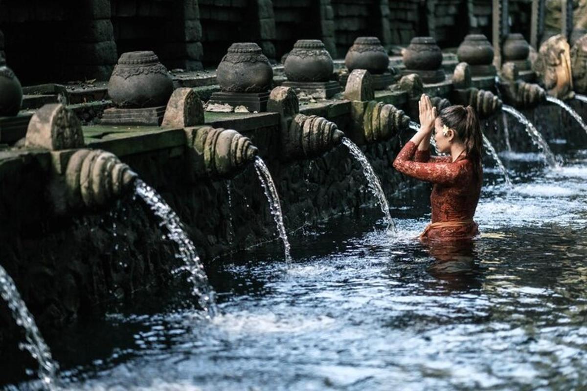 Una niña parada en el agua en una fuente