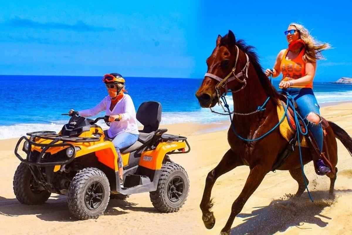 due persone su un quad e un cavallo sulla spiaggia
