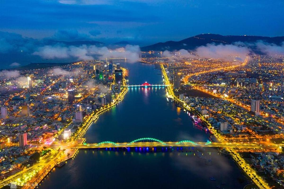 o vedere aeriană a unui oraș noaptea