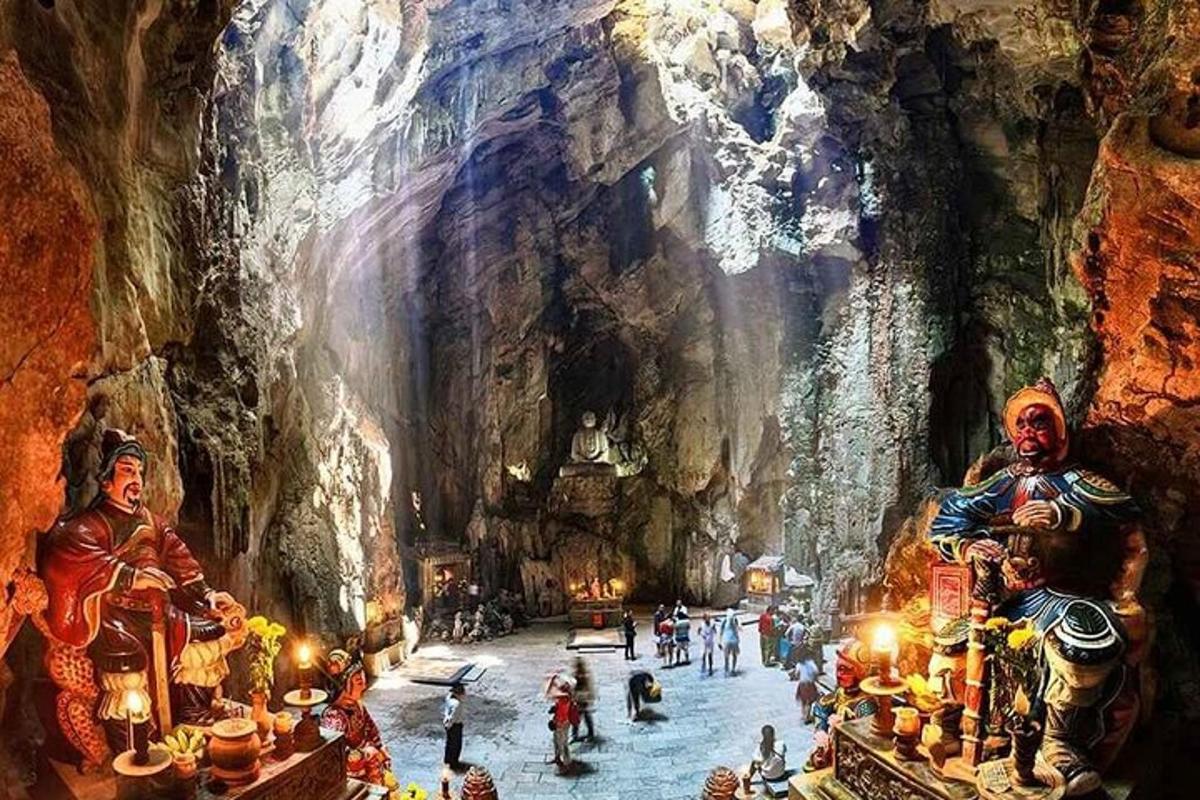 o pictură a unei peșteri cu oameni în ea