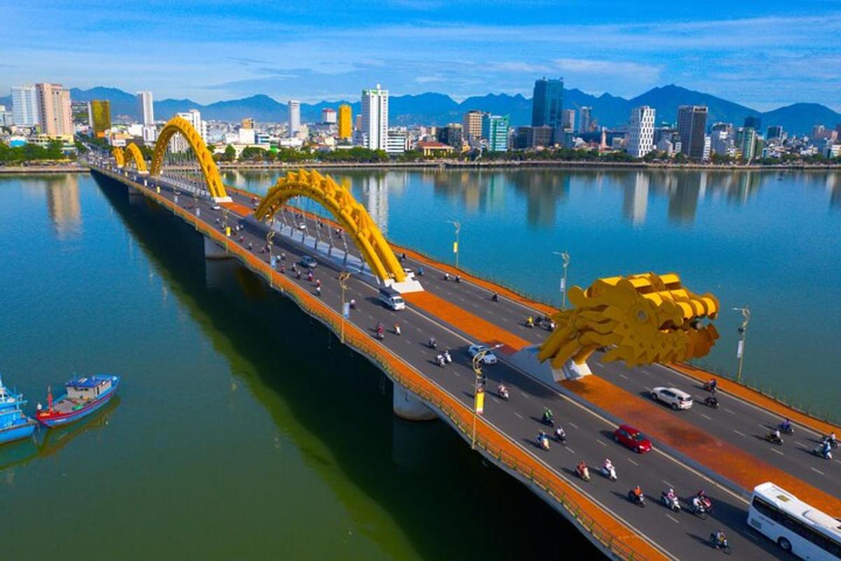 一座横跨河流的桥，背景是一座城市