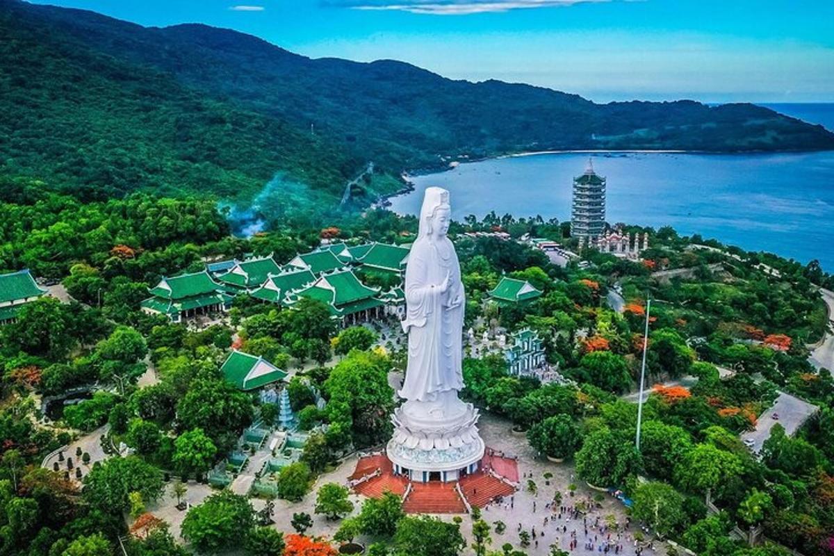 o vedere aeriană a unei statui mari într-un oraș