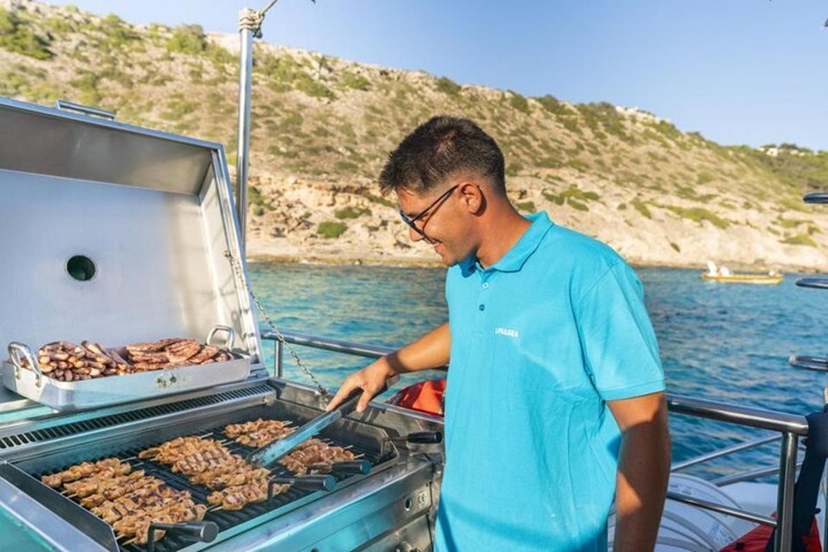 egy férfi grillen főzik egy hajón