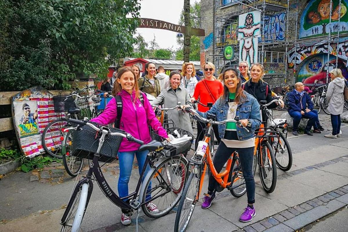 un gruppo di persone in bicicletta su un marciapiede