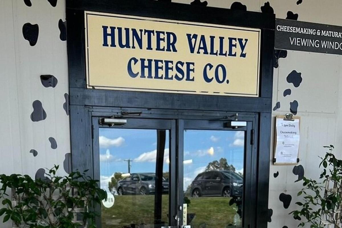 a sign that reads hunter valley cheese co