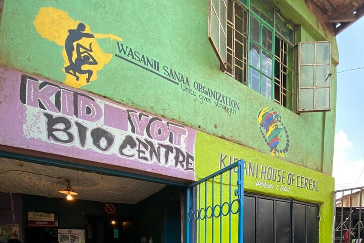un edificio con un cartello sul lato