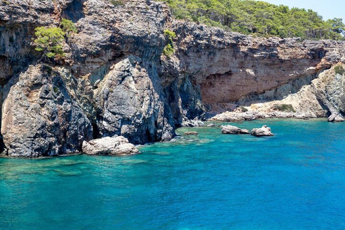 ένα υδάτινο σώμα με βράχια και γαλάζια νερά