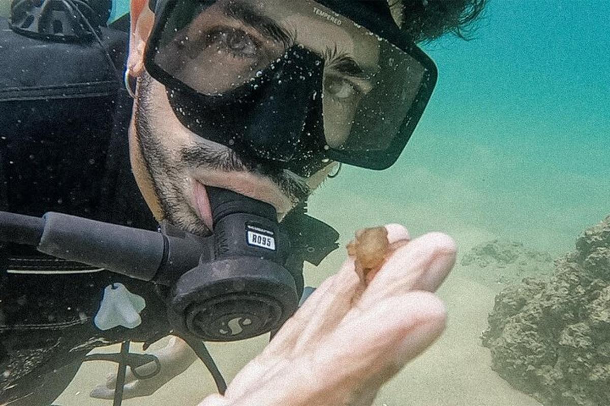un uomo che indossa una maschera e scatta una foto con una macchina fotografica