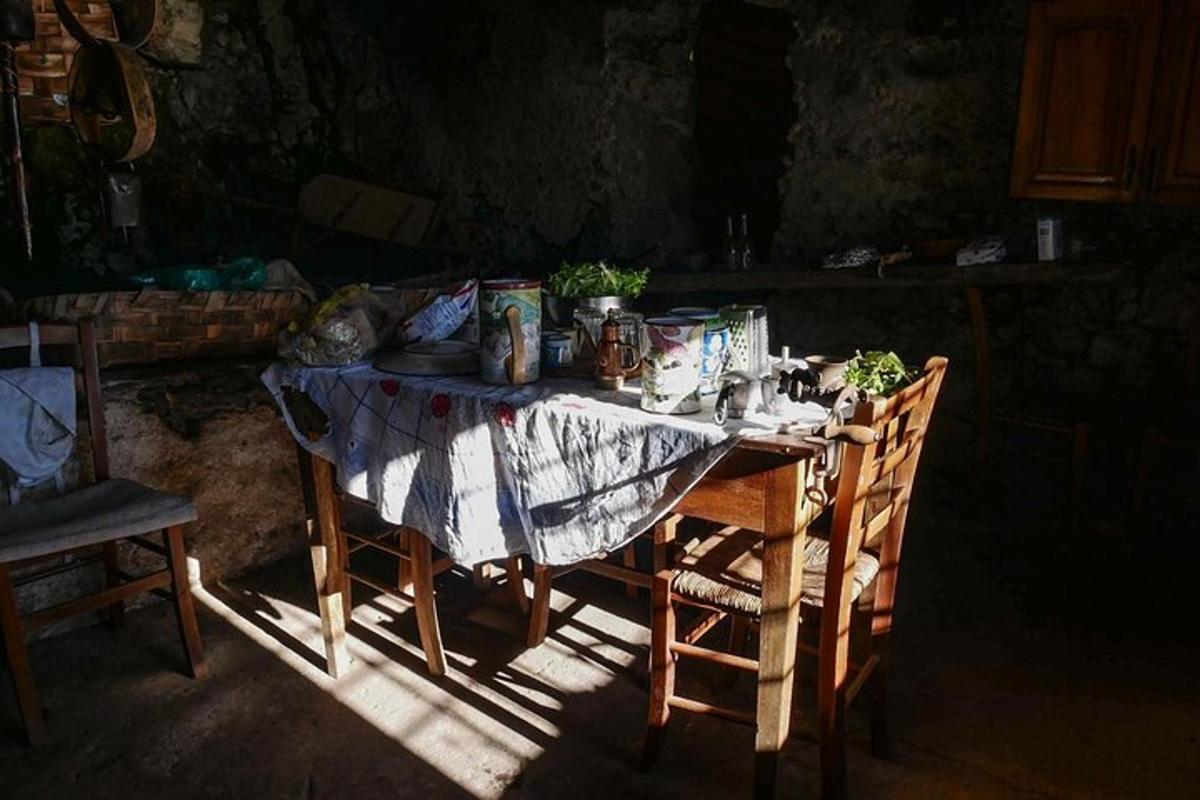 un tavolo con una tovaglia sopra e delle sedie