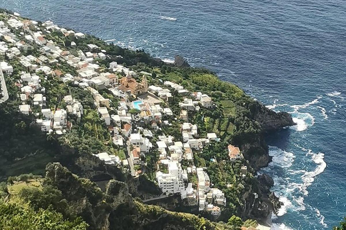 um grupo de casas em uma montanha perto do oceano