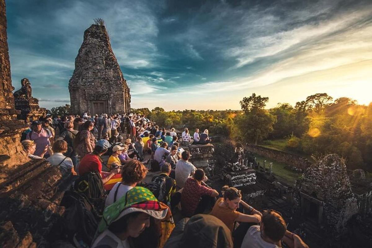 велика гомила људи која стоји око храма