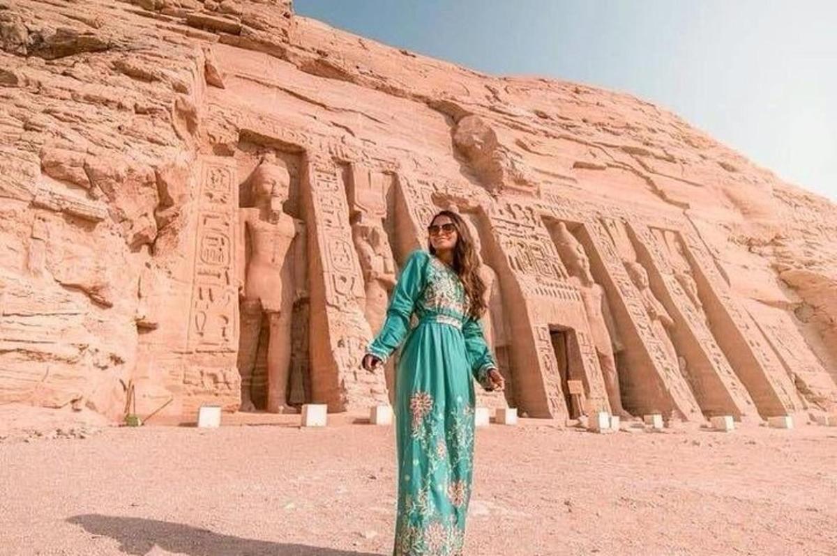 una dona dempeus davant d'un edifici antic