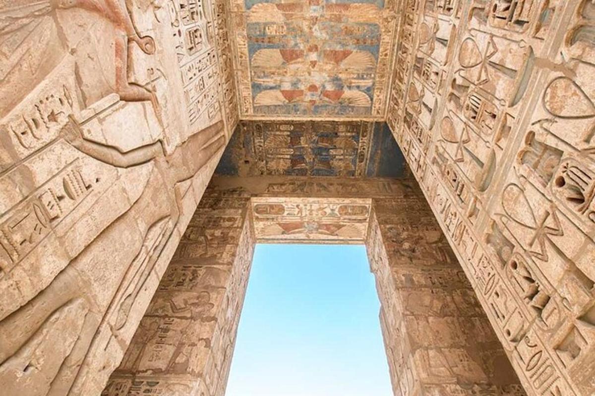 un arc en un edifici amb pintures