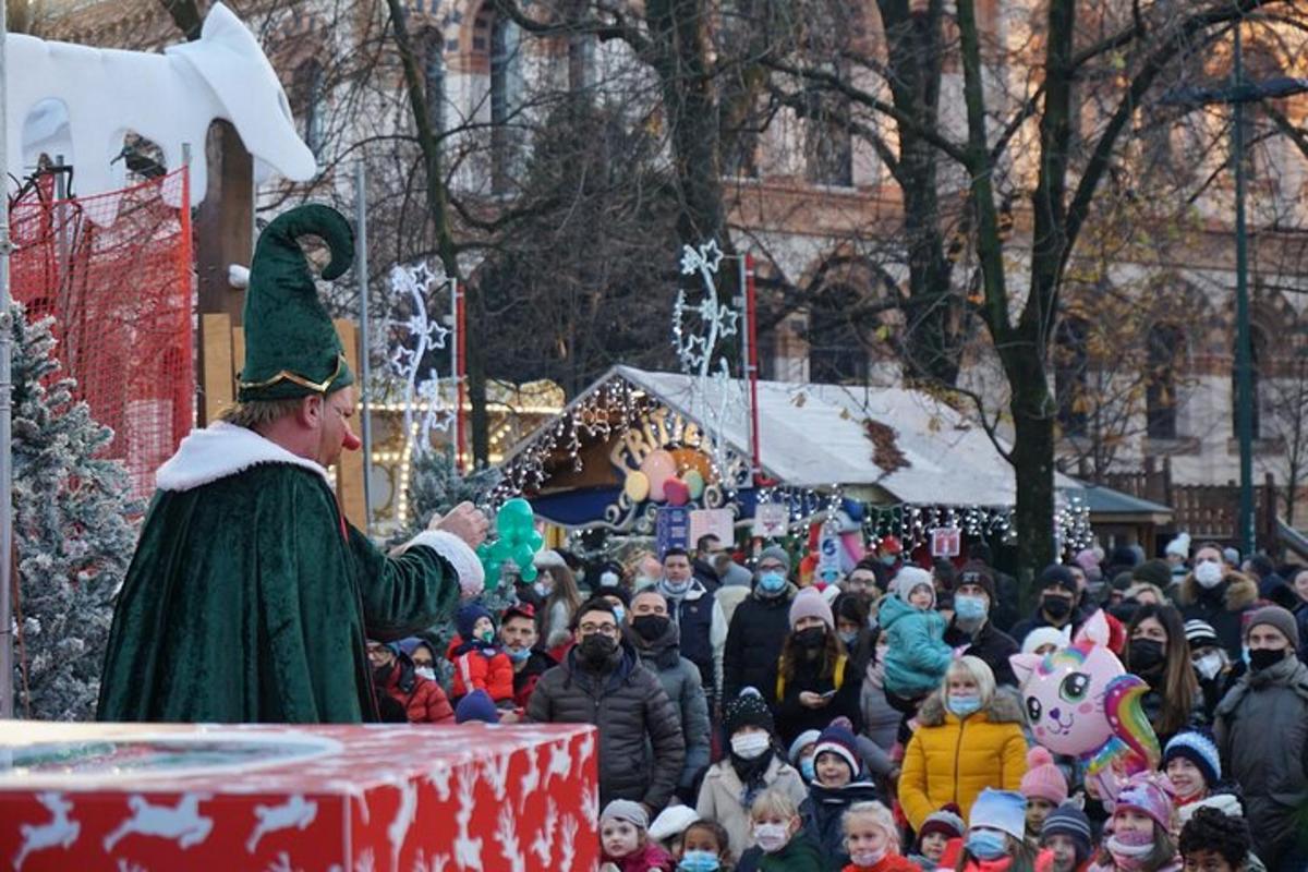 egy tömeg egy karácsonyi felvonuláson egy férfival