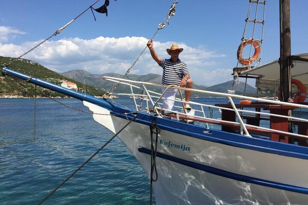 un hombre en un barco en el agua