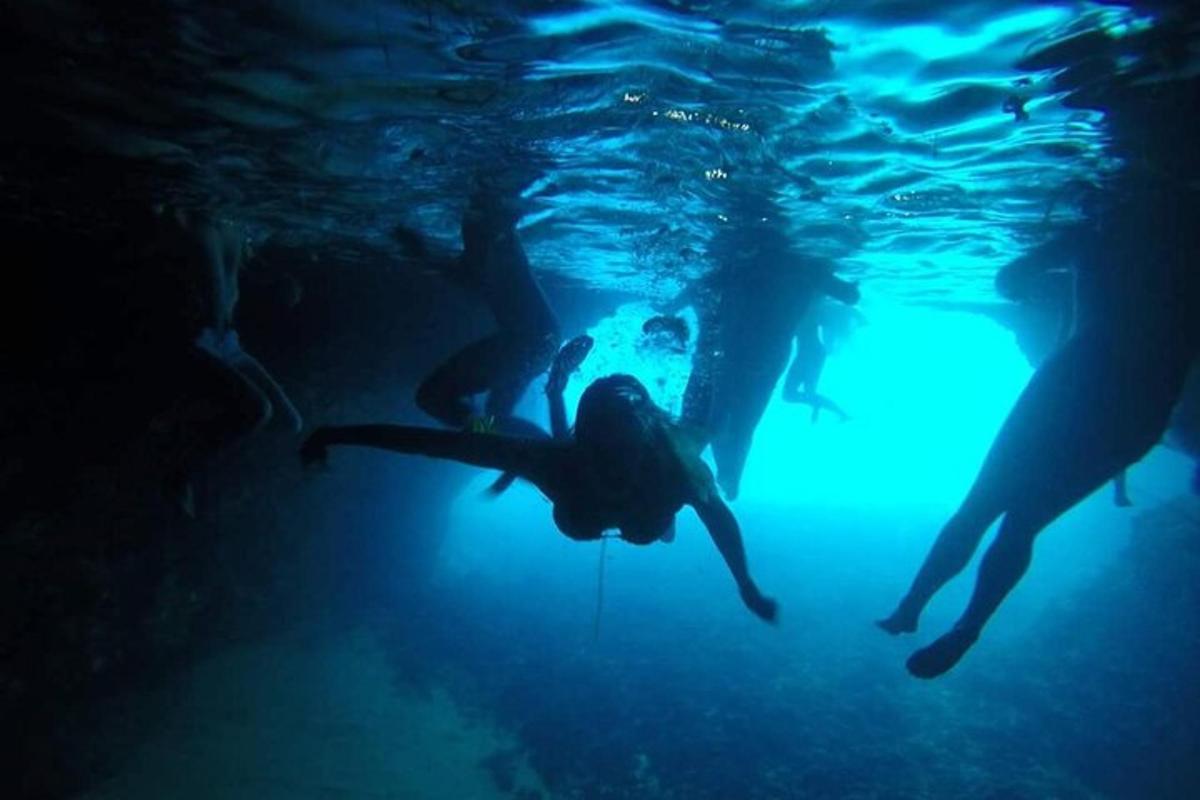 dalawang taong lumalangoy sa tubig sa karagatan