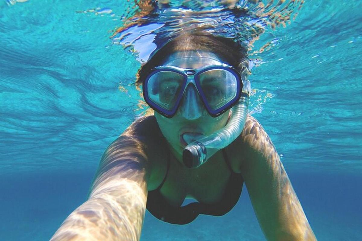 una persona con una pipa en el agua