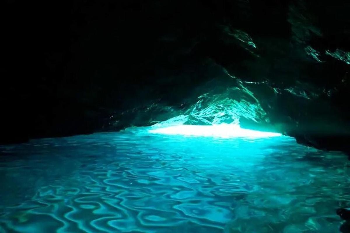 Una cueva azul con agua azul en ella