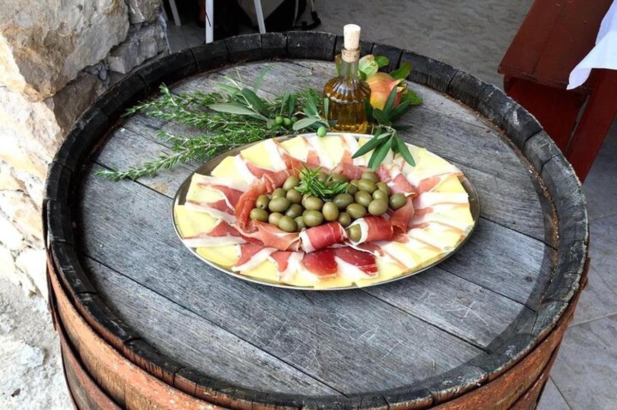 Un plato de fruta encima de una mesa de madera.