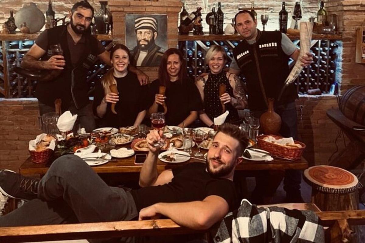 un grupo de personas sentadas alrededor de una mesa