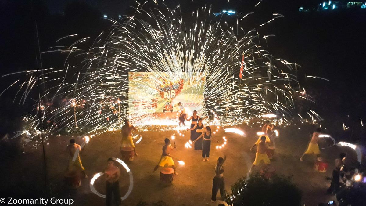 orang ramai berdiri di hadapan pertunjukan bunga api