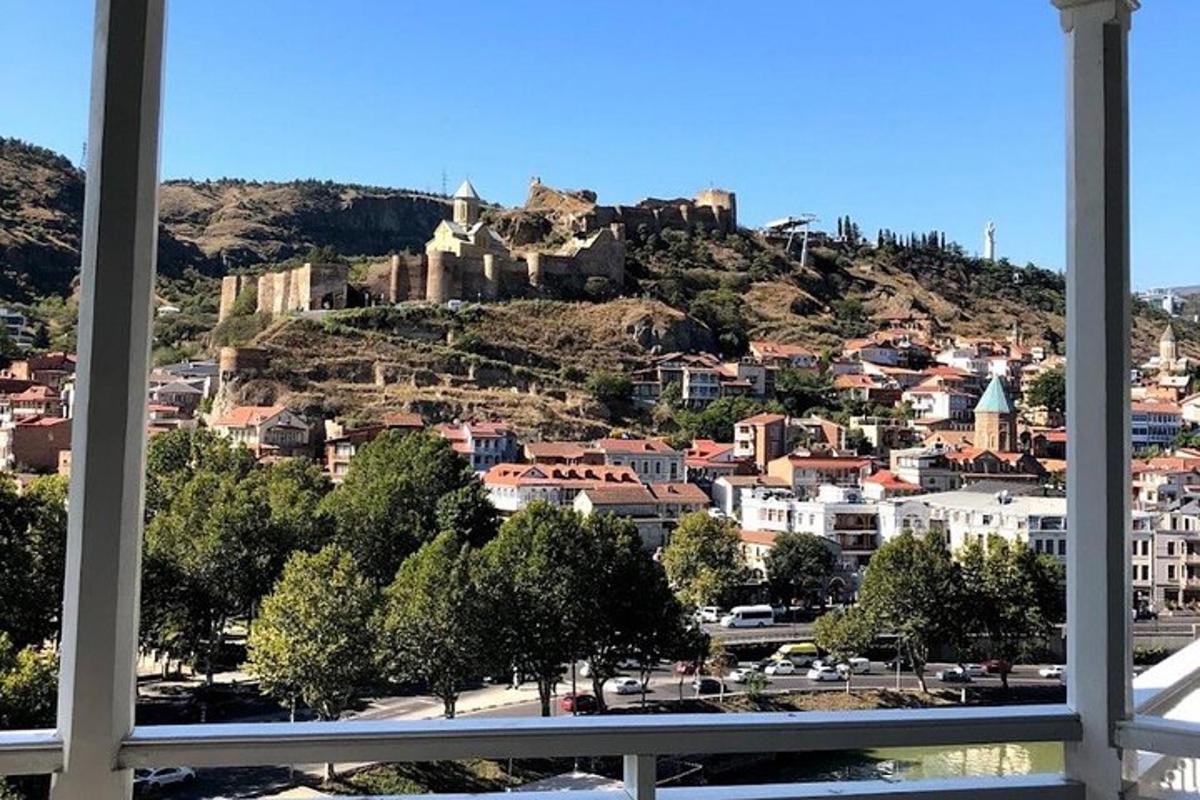 μια θέα της πόλης από ένα παράθυρο