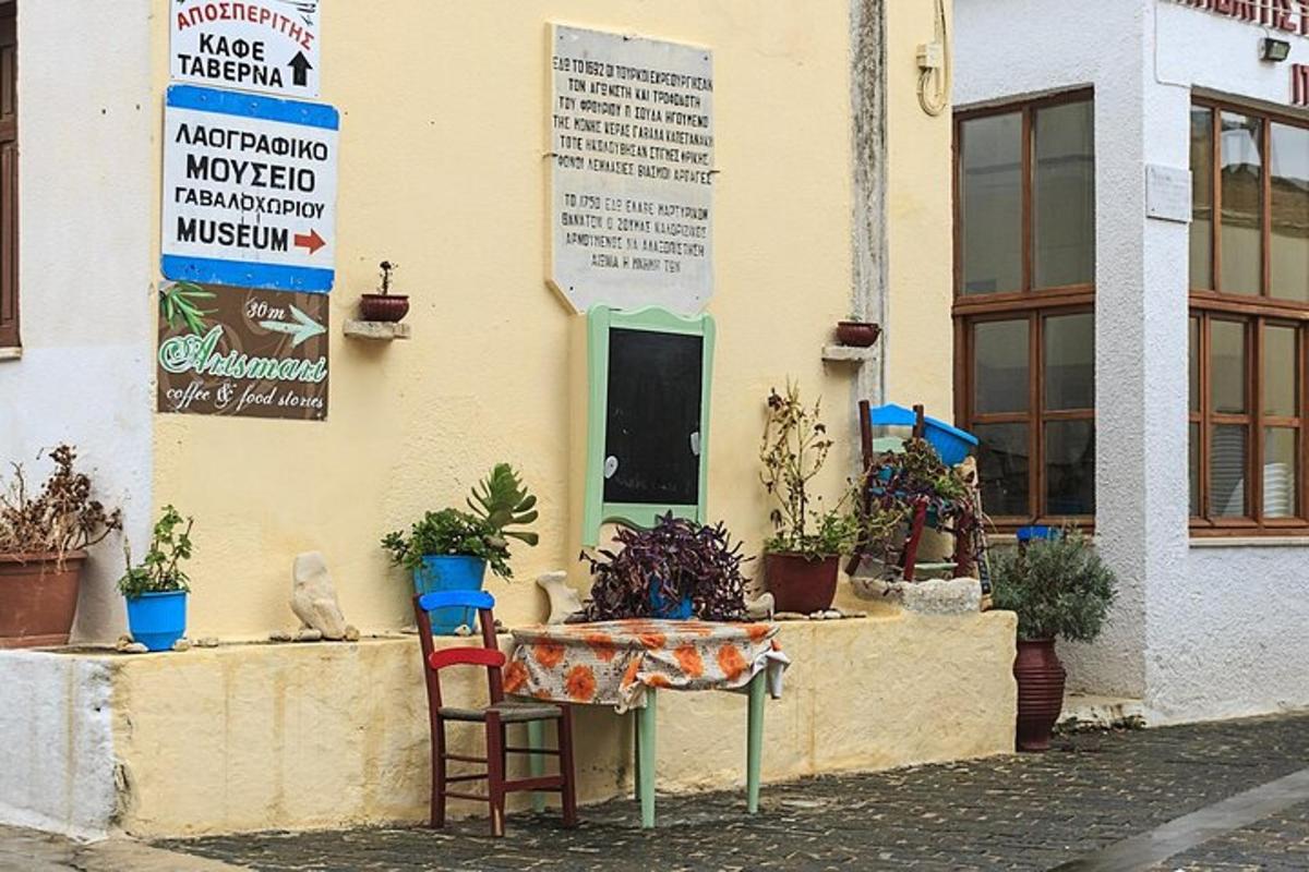stůl a židle před budovou