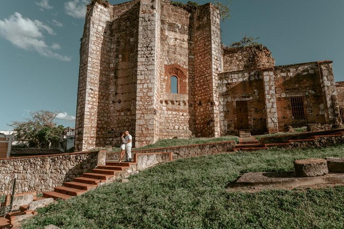 una persona que està dreta davant d'un edifici de maó