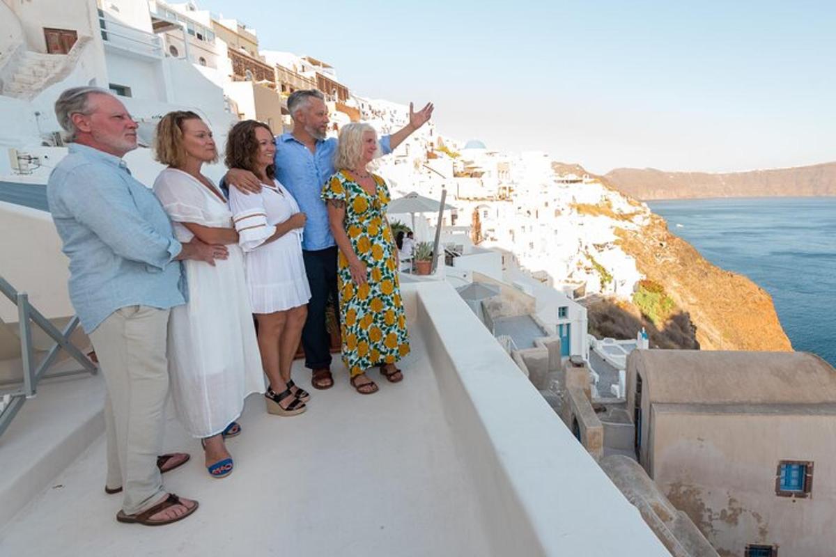 un gruppo di persone in piedi sul lato di una barca